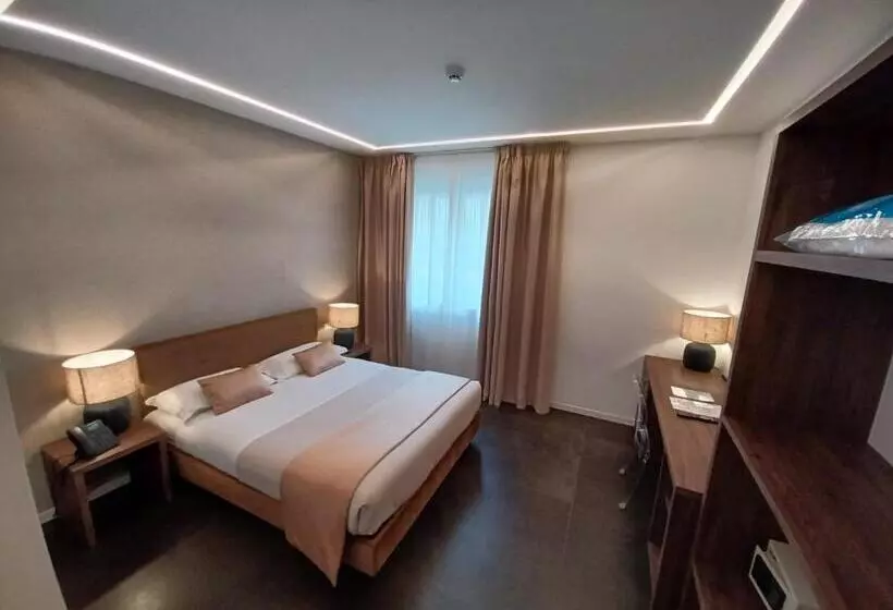 هتل Outside Boutique