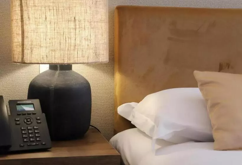 هتل Outside Boutique