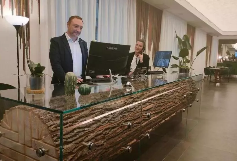 هتل Outside Boutique