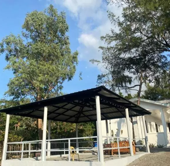 Majatalo La Casa Blanca Binoclutan Beach Resort