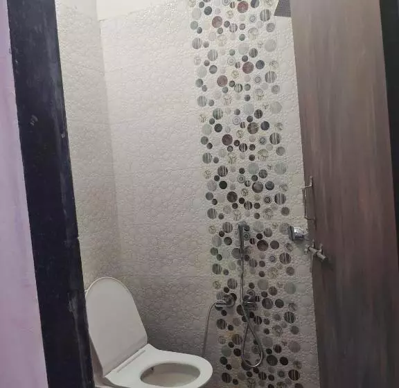 ホテル Oyo 70355  Shaurya