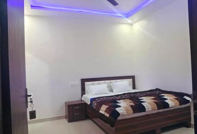 ホテル Oyo 70355  Shaurya