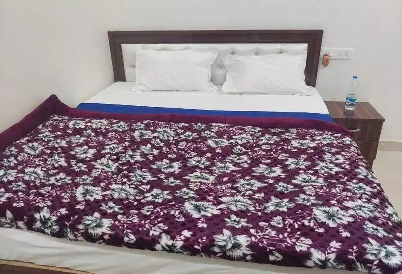 ホテル Oyo 70355  Shaurya