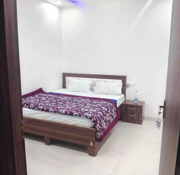 ホテル Oyo 70355  Shaurya