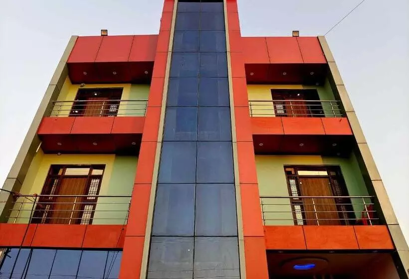 ホテル Oyo 70355  Shaurya