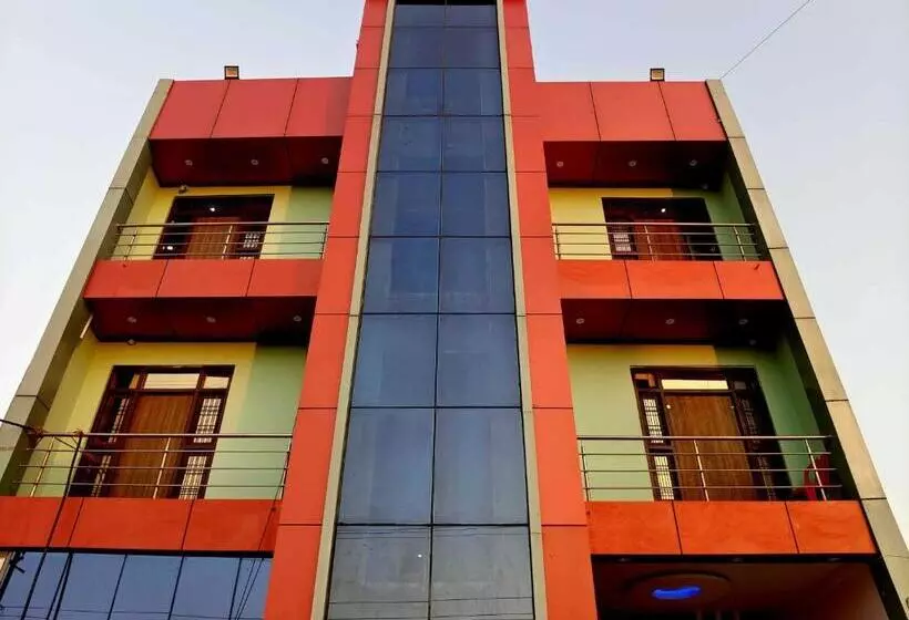 ホテル Oyo 70355  Shaurya