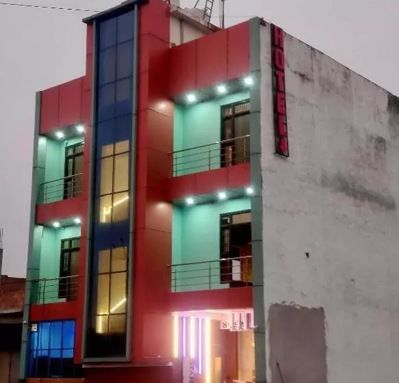 ホテル Oyo 70355  Shaurya