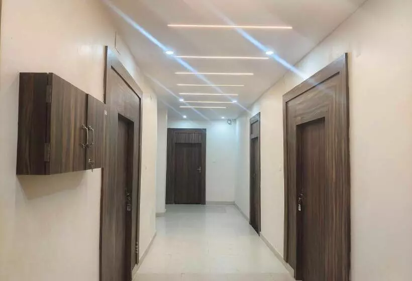 ホテル Oyo 70355  Shaurya