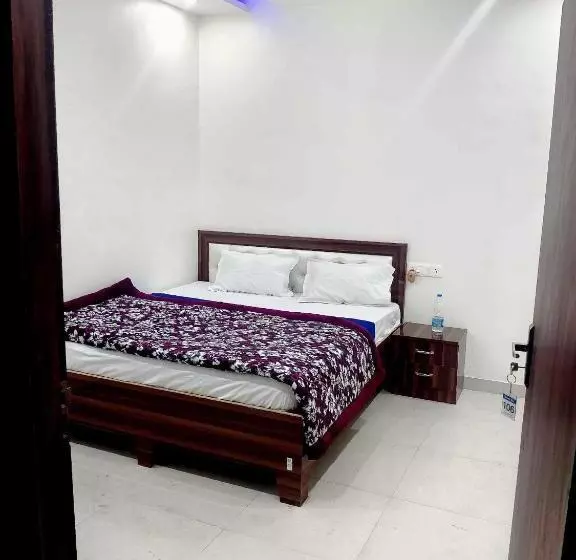 ホテル Oyo 70355  Shaurya