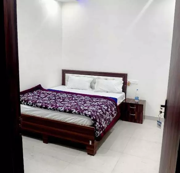 ホテル Oyo 70355  Shaurya