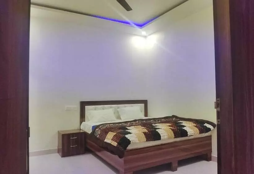 ホテル Oyo 70355  Shaurya