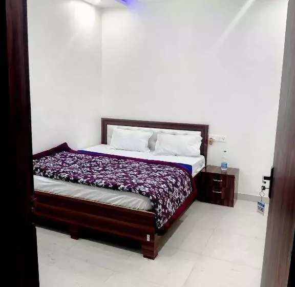 ホテル Oyo 70355  Shaurya