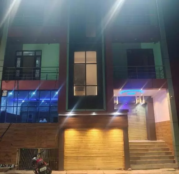 ホテル Oyo 70355  Shaurya