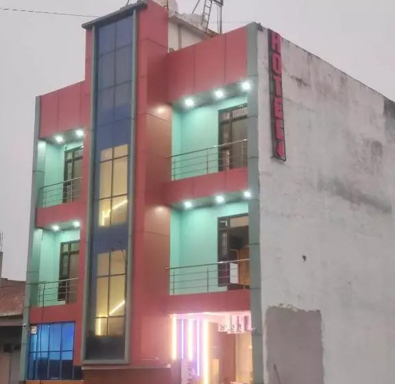 ホテル Oyo 70355  Shaurya