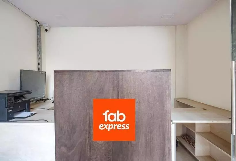 ホテル Fabexpress Surya
