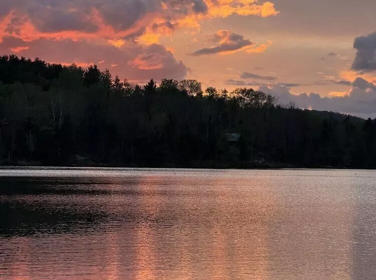 Lomakeskus Adirondack Lake Cabins