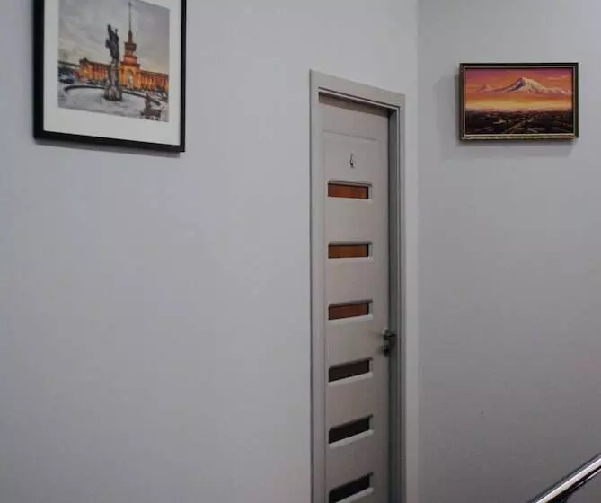 هتل Erebuni Plaza