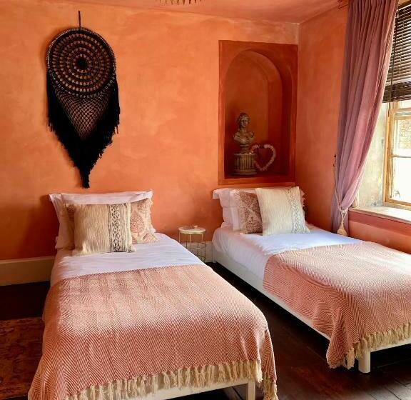 בית מלון כפרי The George & Heart House