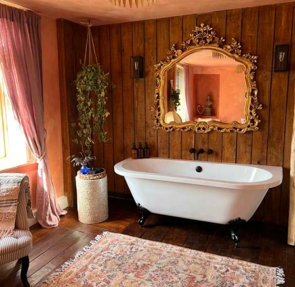 בית מלון כפרי The George & Heart House