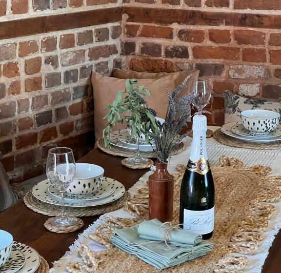 בית מלון כפרי The George & Heart House