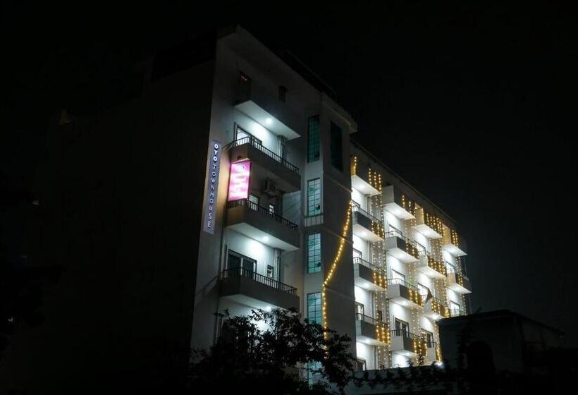 בית מלון כפרי Townhouse Navneeta Grand