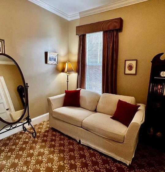 Almondy Inn Bed & Breakfast