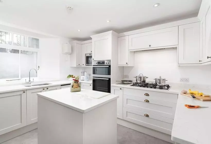 צימר Camilla House Garden Flat