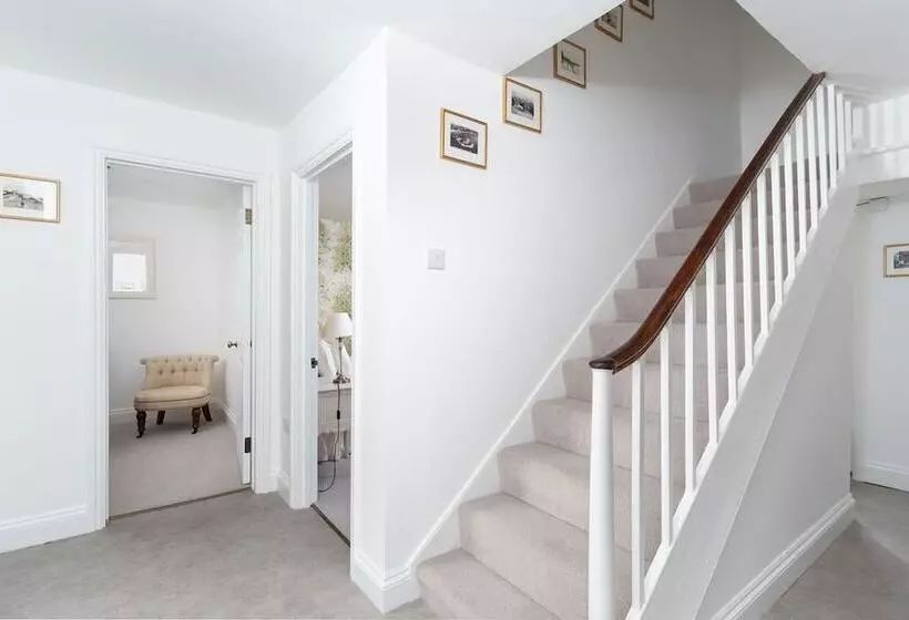 צימר Camilla House Garden Flat