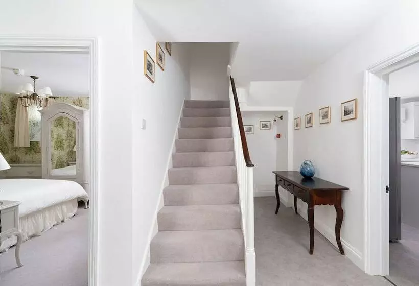 צימר Camilla House Garden Flat