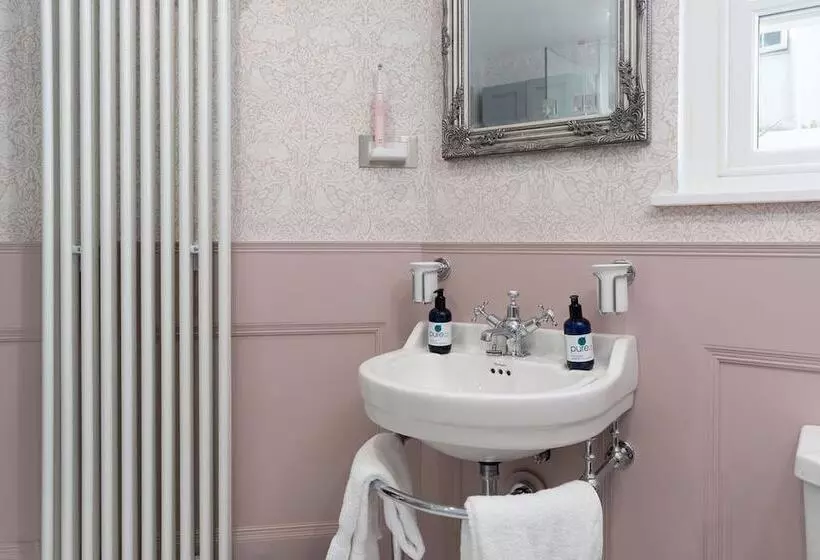 צימר Camilla House Garden Flat