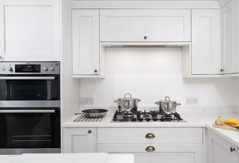 צימר Camilla House Garden Flat