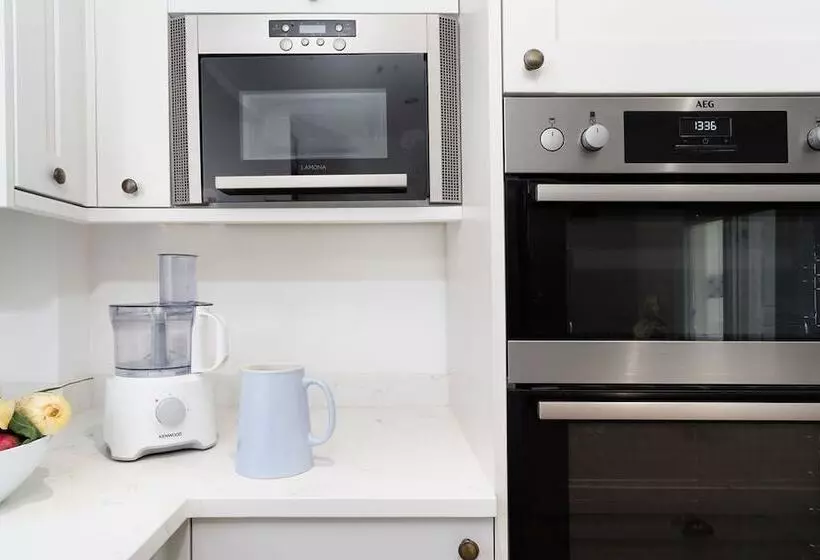 צימר Camilla House Garden Flat