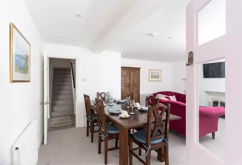 צימר Camilla House Garden Flat