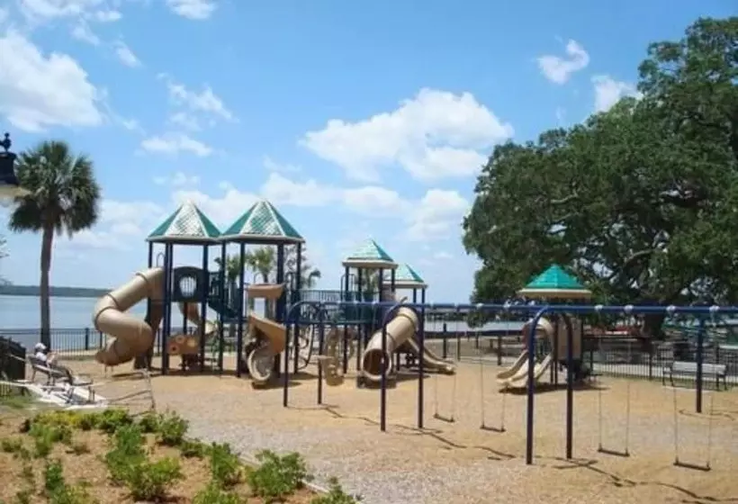 تختخواب و صبحانه Ocean Inn & Suites