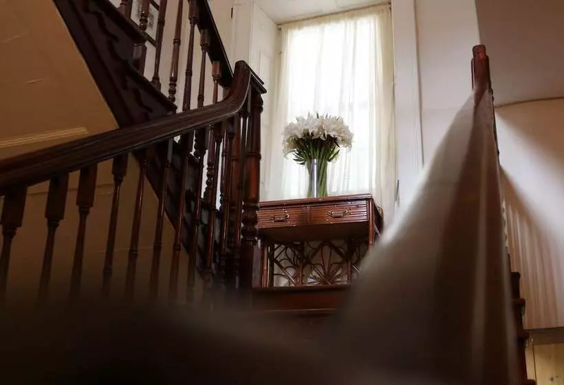 تختخواب و صبحانه Sweetfield Manor