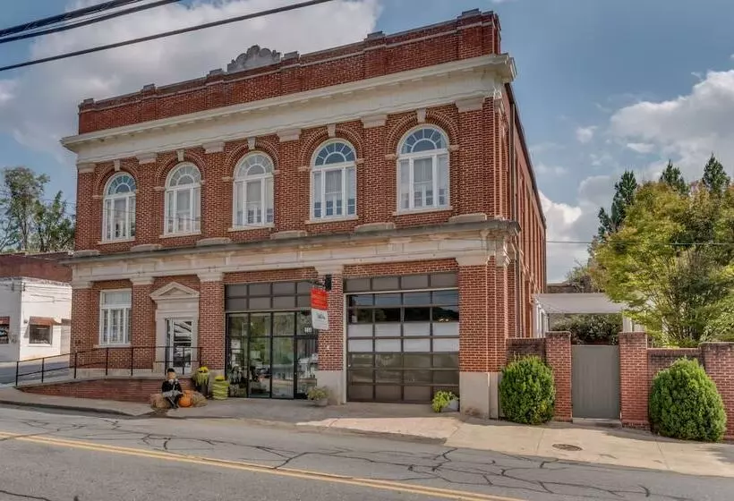 ベッドアンドブレックファースト The Firehouse Inn