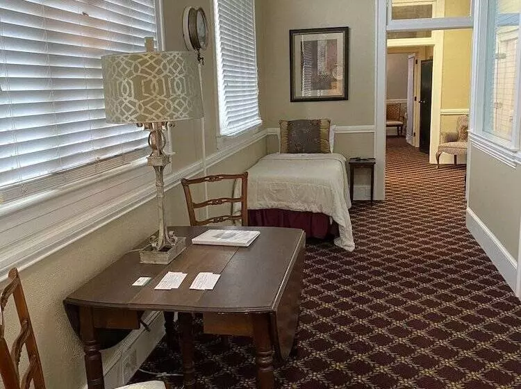 ベッドアンドブレックファースト The Firehouse Inn