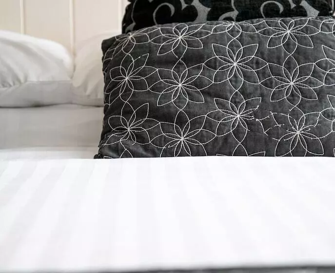 ベッドアンドブレックファースト Trelawney Hotel   Guest House