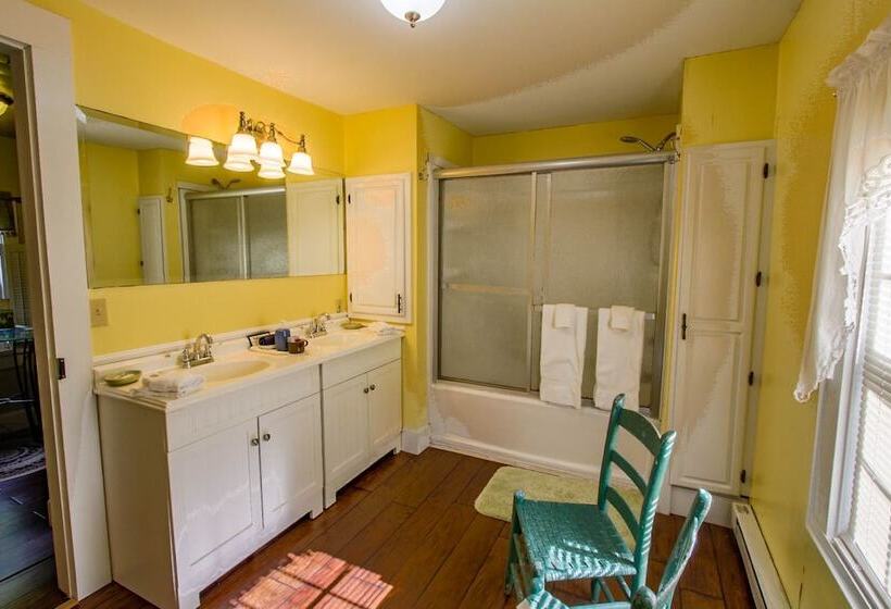 Buffalo Tavern Bed & Breakfast