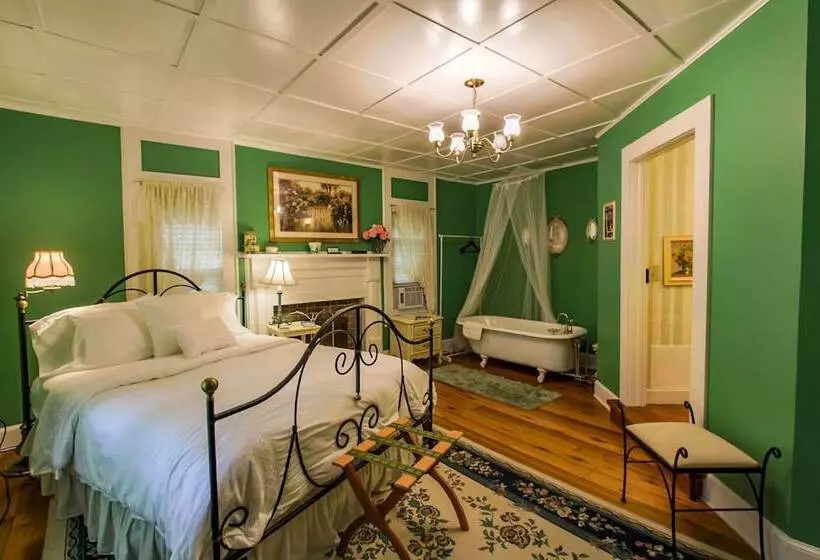 Buffalo Tavern Bed & Breakfast