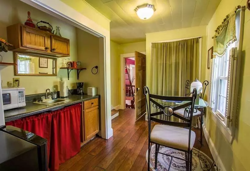 Buffalo Tavern Bed & Breakfast