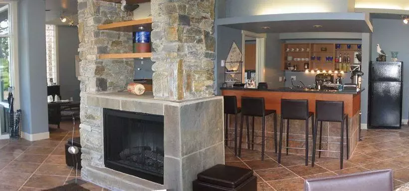 Отель Sooke Harbour Resort & Marina