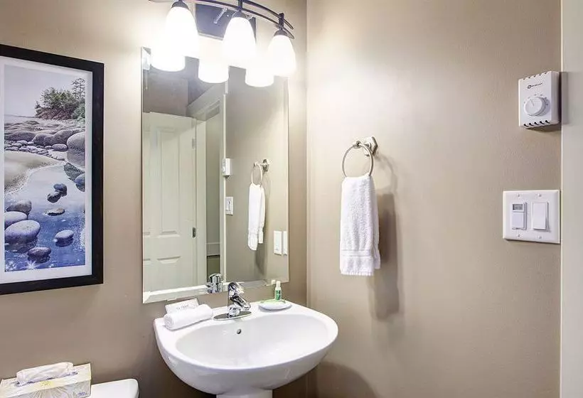 Отель Sooke Harbour Resort & Marina