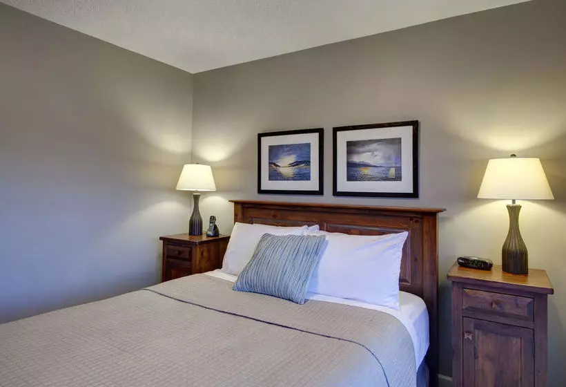 Отель Sooke Harbour Resort & Marina