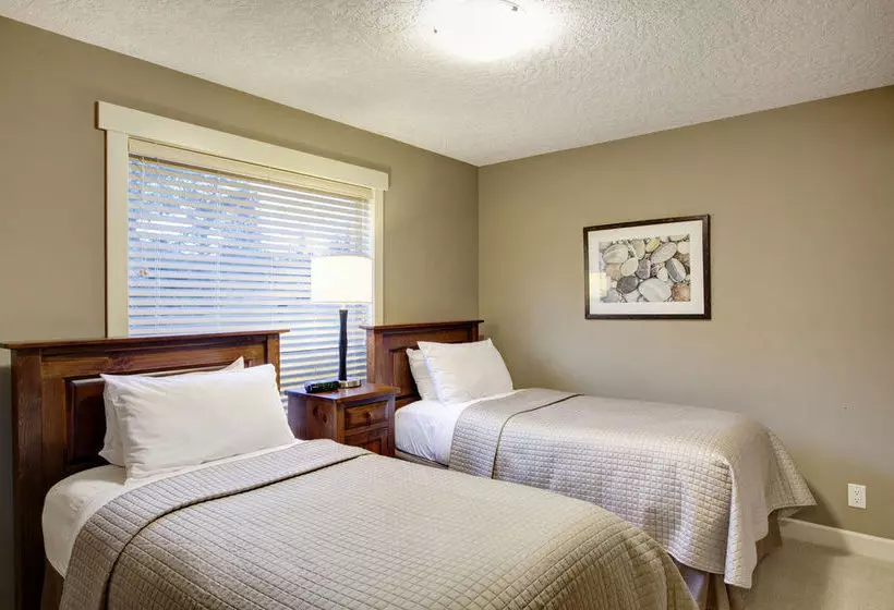 Отель Sooke Harbour Resort & Marina