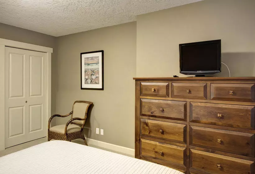 Отель Sooke Harbour Resort & Marina