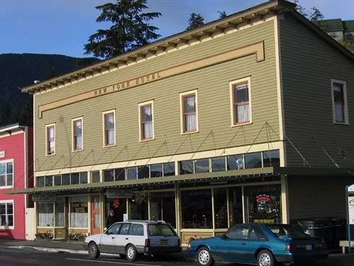 New York Hotel & Cafe