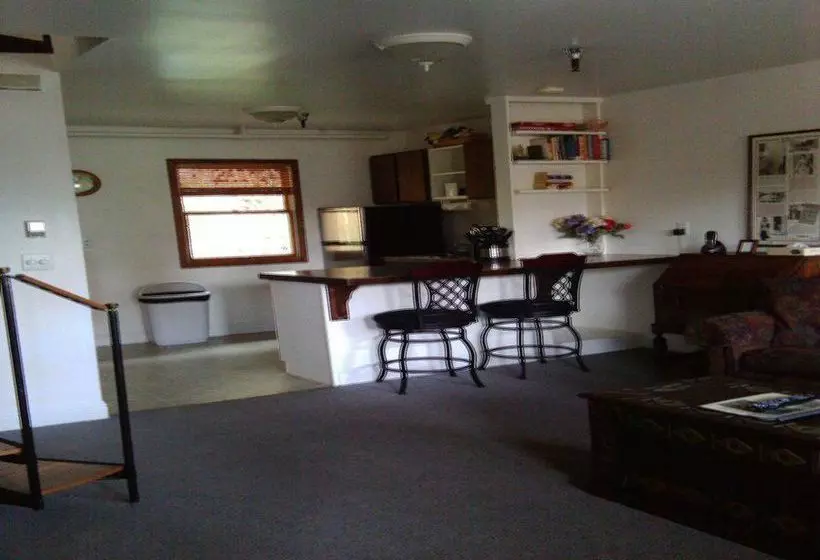 New York Hotel & Cafe