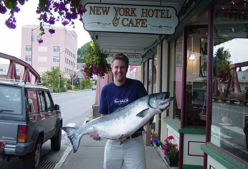 New York Hotel & Cafe