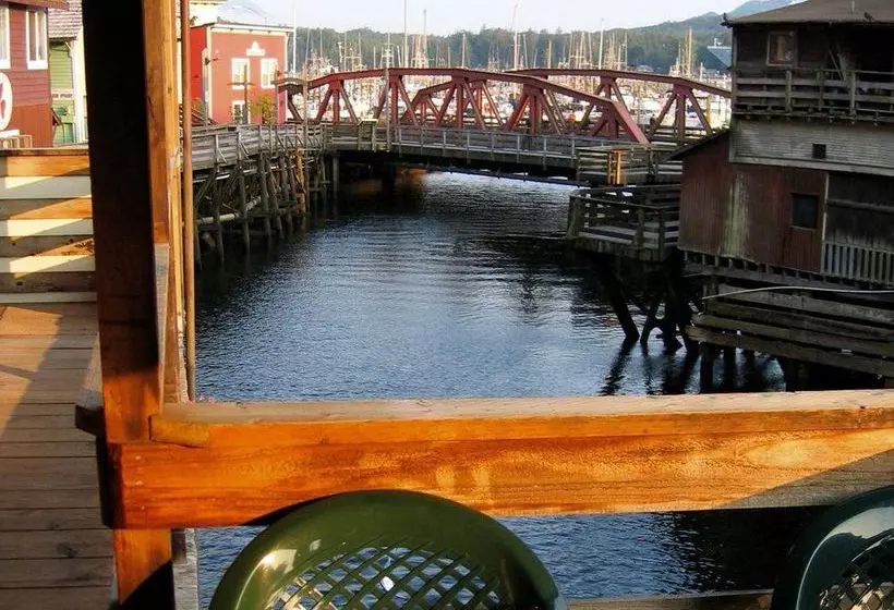 New York Hotel & Cafe